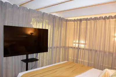 Una televisión o centro de entretenimiento en Global Home_LoretoyChicote