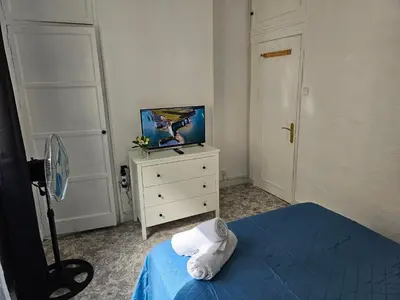 Una televisión o centro de entretenimiento en Apartamento Exterior Gran via 45 W7.8