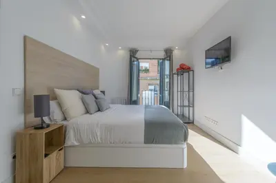 Cama o camas de una habitación en Gran Via NEW 2BR 1BTH Elevator