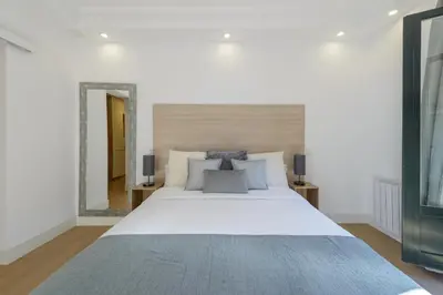 Cama o camas de una habitación en Gran Via NEW 2BR 1BTH Elevator
