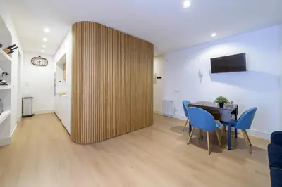 Una televisión o centro de entretenimiento en Gran Via NEW 2BR 1BTH Elevator