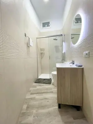 Un baño de Cerca del centro y luminoso