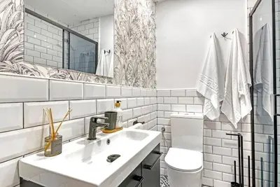 Un baño de Aesthetic Apt, 15min Gran Vía, Sol, Theme park