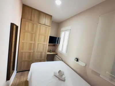 Una televisión o centro de entretenimiento en Acogedor apartamento en Atocha by beBalmy