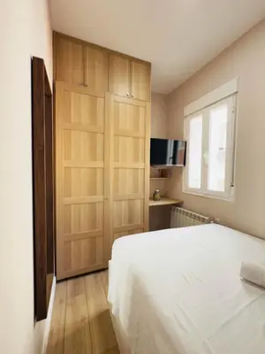 Una televisión o centro de entretenimiento en Acogedor apartamento en Atocha by beBalmy