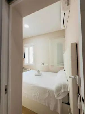 Cama o camas de una habitación en Acogedor apartamento en Atocha by beBalmy