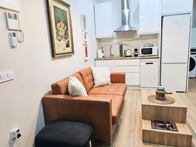 Una cocina o zona de cocina en Acogedor apartamento en Atocha by beBalmy