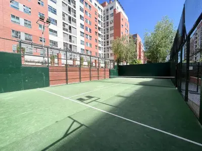 Instalaciones para jugar a tenis o squash en For You Rentals Apartamento TEMPORAL con Estilo y Comodidad en Madrid ERO140 o alrededores
