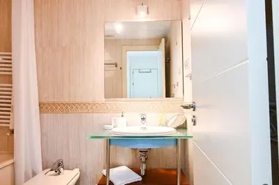 Un baño de For You Rentals Apartamento TEMPORAL con Estilo y Comodidad en Madrid ERO140