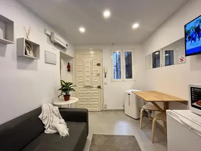 Una televisión o centro de entretenimiento en Acogedor Ile madrid Baba olivar Temporal