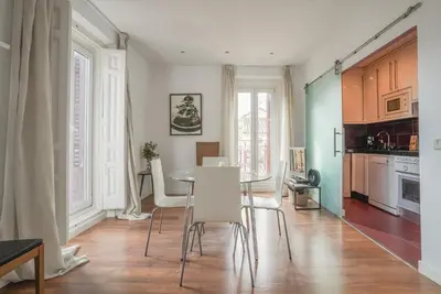 Una cocina o zona de cocina en Bright and cozy-2Bedrooms 1Bathroom-Chueca