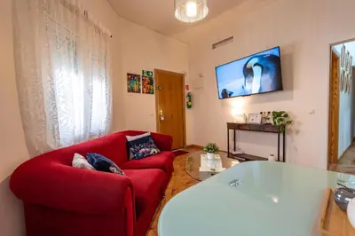 Una televisión o centro de entretenimiento en El Chaflán de Vallecas