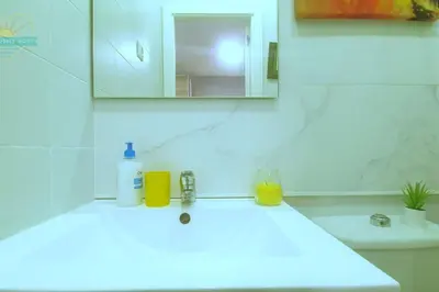 Un baño de Coqueto y económico para parejas