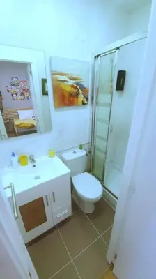 Un baño de Coqueto y económico para parejas