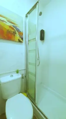 Un baño de Coqueto y económico para parejas