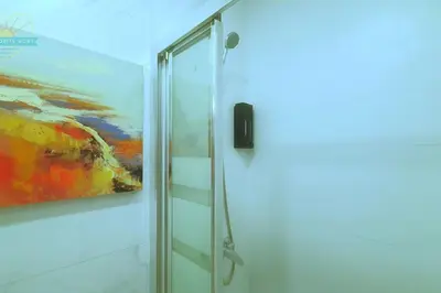 Un baño de Coqueto y económico para parejas