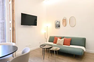Una televisión o centro de entretenimiento en For You Rentals Céntrico y Luminoso Apartamento TEMPORAL en Madrid EST22
