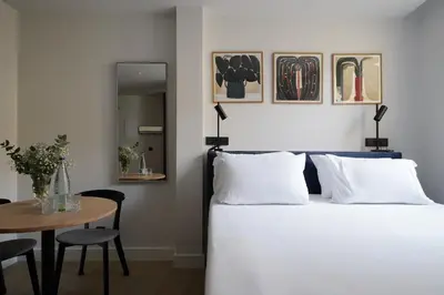 Cama o camas de una habitación en Numa Madrid Sol