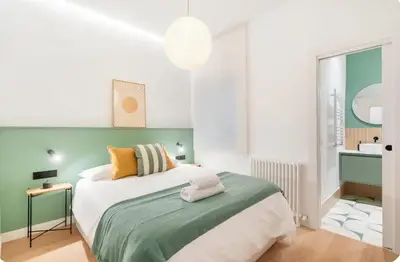 Cama o camas de una habitación en Chueca Fuencarral - 5 Bdrms 5 Baths 12 pax