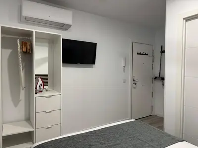 Una televisión o centro de entretenimiento en PlazaMayorSuites