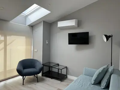 Una televisión o centro de entretenimiento en PlazaMayorSuites