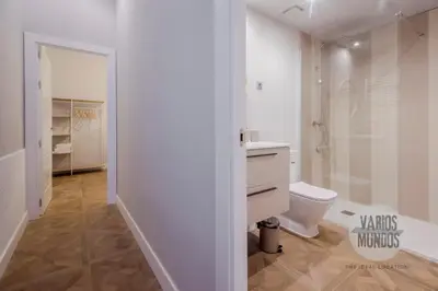 Un baño de Vida Madrileña para 10, en Malasaña - E3