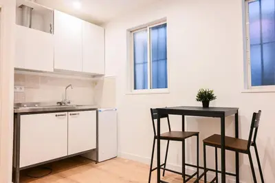 Una cocina o zona de cocina en For You Rentals Lindo estudio TEMPORAL en barrio Justicia SLO160