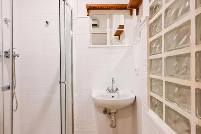 Un baño de For You Rentals Lindo estudio TEMPORAL en barrio Justicia SLO160