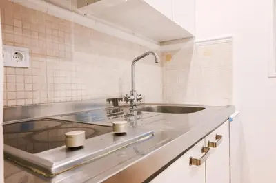 Una cocina o zona de cocina en For You Rentals Lindo estudio TEMPORAL en barrio Justicia SLO160