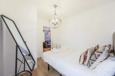 Cama o camas de una habitación en Urban Oasis in Madrid - Steps from River Manzanares