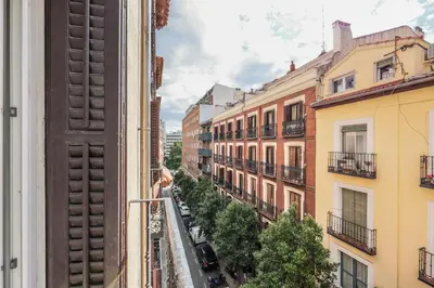 Edificio en el que se encuentra el hostal o pensión