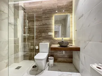 Un baño de Piso luminoso2H/2B Barrio Salamanca Berlany España