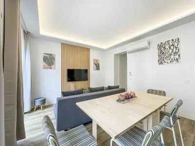 Una televisión o centro de entretenimiento en Piso luminoso2H/2B Barrio Salamanca Berlany España