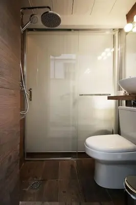 Un baño de Mini Malasaña MembrilloSuites Collection