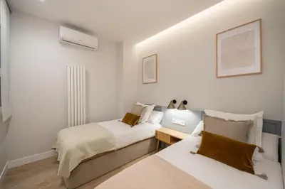 Cama o camas de una habitación en Malasaña VIII calle Jesús del Valle 3BR 3BH