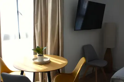 Una televisión o centro de entretenimiento en APARTAHOTEL MADRID URBAN SUITES - EDIFICIO EXCLUSIVO- 7 Apartments Boutique Full Equiped