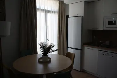 Una cocina o zona de cocina en APARTAHOTEL MADRID URBAN SUITES - EDIFICIO EXCLUSIVO- 7 Apartments Boutique Full Equiped