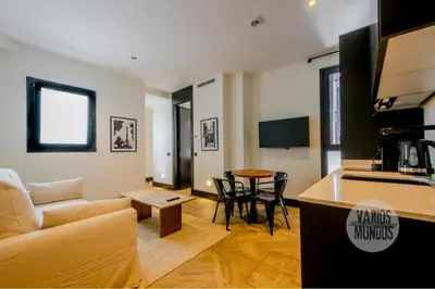 Una televisión o centro de entretenimiento en Glamour Madrileño para 6, vive en Calle del Aguila E3