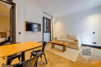 Una televisión o centro de entretenimiento en Historia Madrileña para 4, vive en Calle del Aguila E3