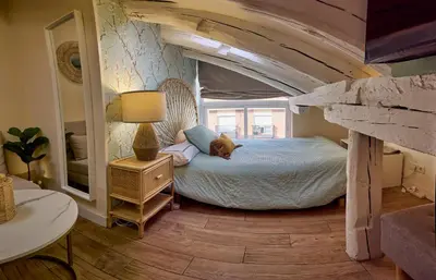 Cama o camas de una habitación en Encantador ático en el centro de Madrid by beBalmy