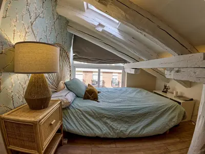 Cama o camas de una habitación en Encantador ático en el centro de Madrid by beBalmy