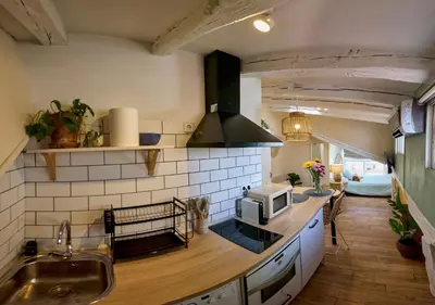 Una cocina o zona de cocina en Encantador ático en el centro de Madrid by beBalmy