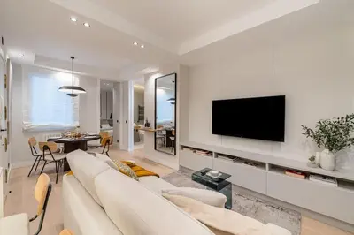 Una televisión o centro de entretenimiento en Chueca IV calle Escorial 2BR 2BH
