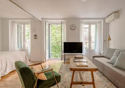 Una televisión o centro de entretenimiento en Cozy apartment in Puerta del Sol - Esparteros
