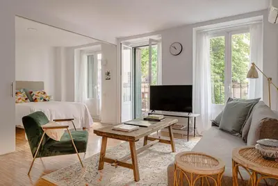 Una televisión o centro de entretenimiento en Cozy apartment in Puerta del Sol - Esparteros