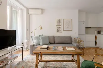 Una televisión o centro de entretenimiento en Cozy apartment in Puerta del Sol - Esparteros