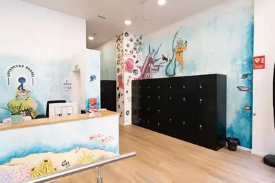 Una televisión o centro de entretenimiento en Adventure Hostel Madrid