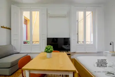 Una televisión o centro de entretenimiento en Rincón Literario para 2 en Las Letras, Ventura de la Vega