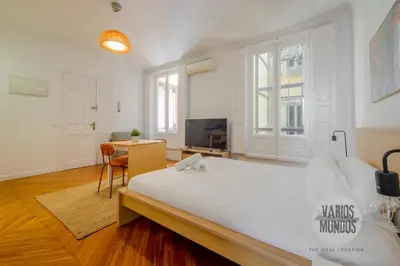 Una televisión o centro de entretenimiento en Estudio Literario para 2 en Las Letras, Ventura de la Vega