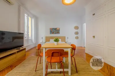 Una televisión o centro de entretenimiento en Estudio Literario para 2 en Las Letras, Ventura de la Vega